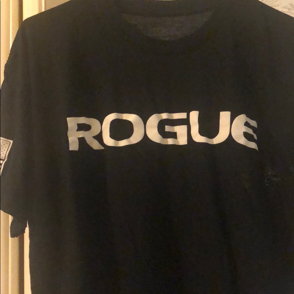 Men large black rogue tee